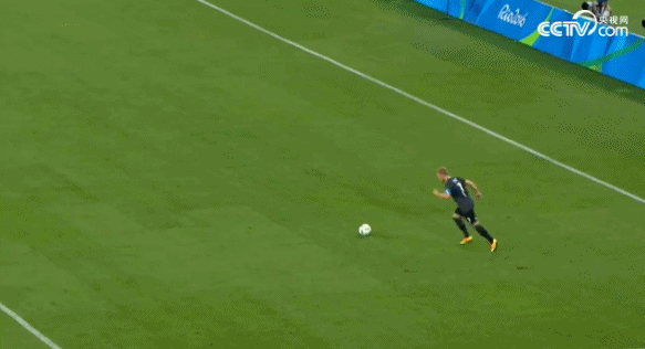 gif-绝对死角!内少无解任意球 关键点球制胜