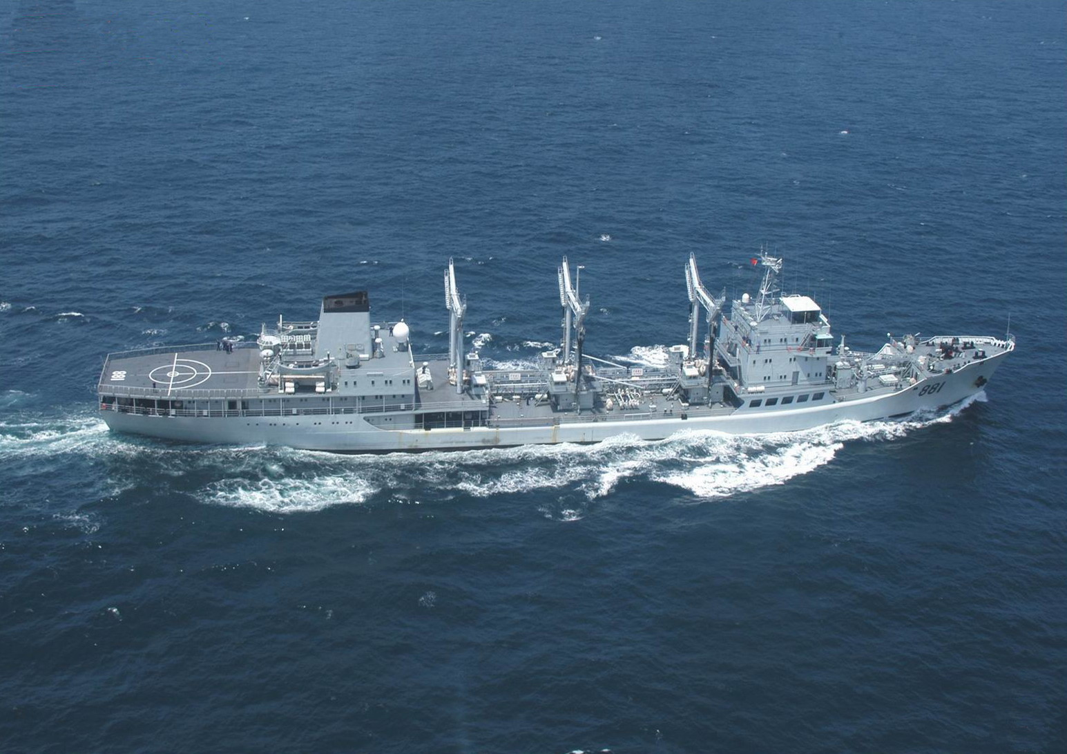 洪泽湖号补给舰