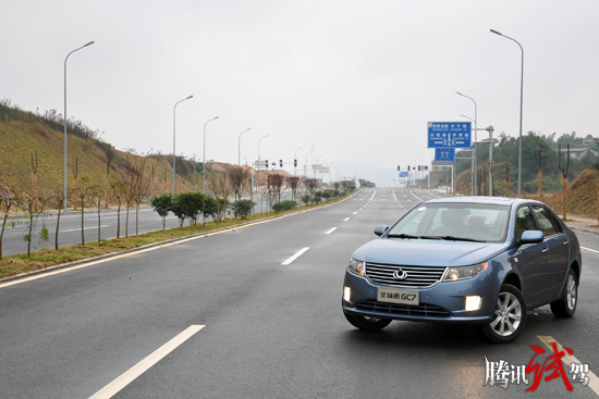 腾讯试驾吉利全球鹰GC7 6AT 走务实路线