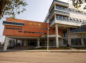 重庆市渝北中学校由重庆十大历史文化名人,红岩英烈王朴同志于1946年
