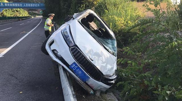 执法人员赶到现场处理事故 车辆行驶至1336KM路段,该路段属于一段长下坡的尾端,且属于弯道路面,正在打望窗外美景,不时为天际落霞点赞的林先生视线离开了路面,结果将车子撞上了高速公路和避险车道之间护栏端头。