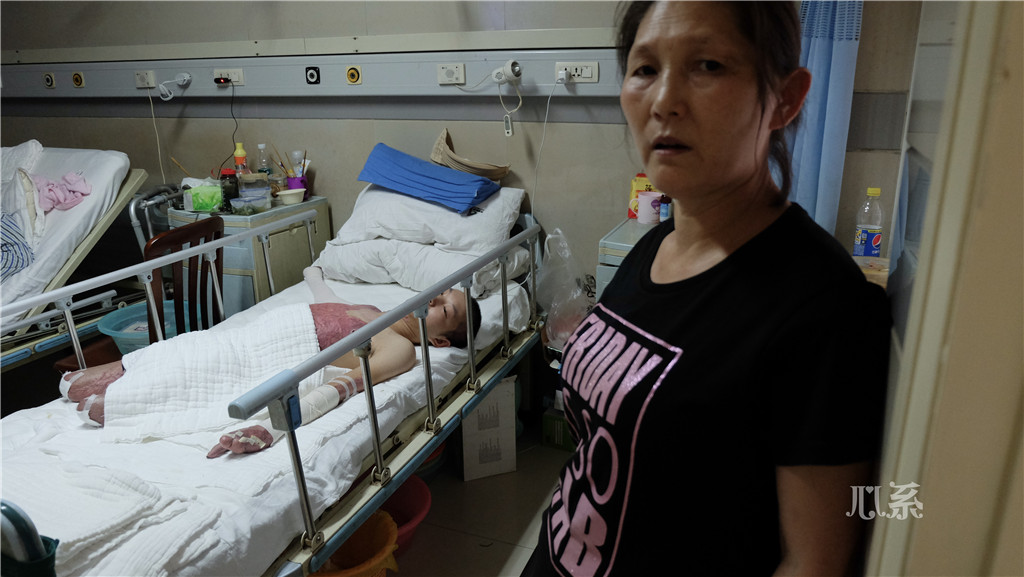 的赵茂浩就那么一动不动地躺着,这场大火让他双腿从大腿以下被截肢,十