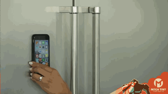 这手机壳可以把手机粘墙上 还能当镜子、钱包用