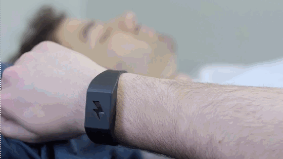 专治起床困难户 这个手环用电击的方式叫你起床