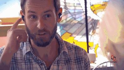 除了翻译交流之外 还也具有其它智能耳机的功能 比如播放音乐,接听