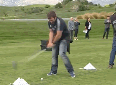 这是颗能当教练的高尔夫球 