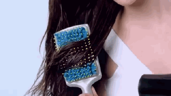 想在梳头的过程中头发就干一半?这想法还真行