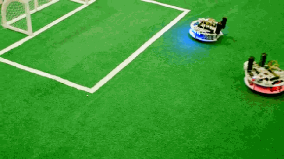 基友聚一起了玩什么？用机器人踢场足球SOLO赛！