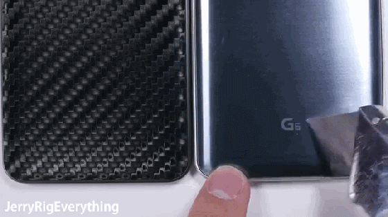 LG G6耐划抗弯性测试 面对火烧刀划表现不错