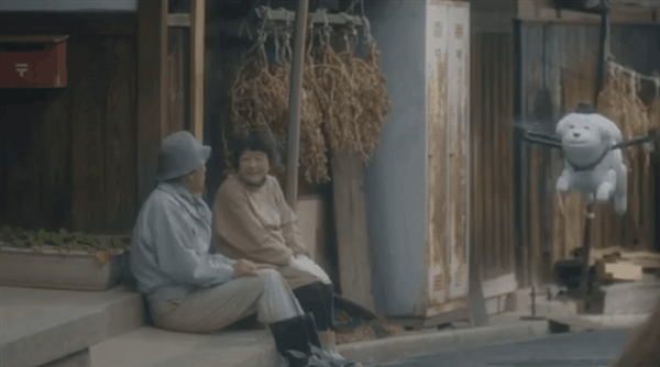 岛国小镇很会玩 吉祥物坐在无人机上到处