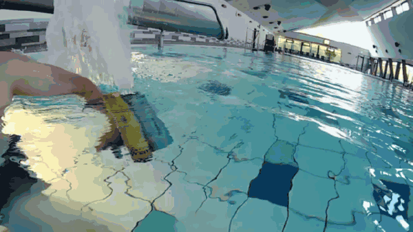 用超酷水下喷气臂变身大鲨鱼 这是最炫酷的泳姿