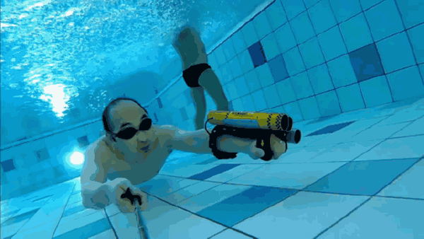 用超酷水下喷气臂变身大鲨鱼 这是最炫酷的泳姿