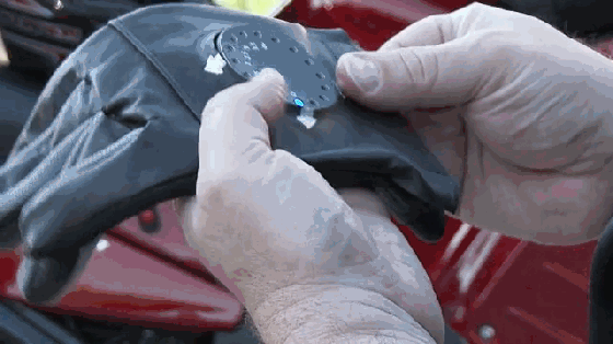 骑摩托车戴这款智能手套能为你导航让你自由驰骋