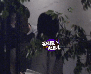 赵薇一不留神又喝到了深夜,卖萌亲吻男友人