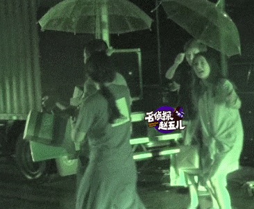 赵薇一不留神又喝到了深夜,卖萌亲吻男友人