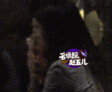 赵薇一不留神又喝到了深夜,卖萌亲吻男友人