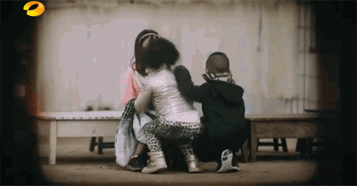 最后,我们小王子诺一终于打败夏天公主身边的一干人等,和夏天抱在了一