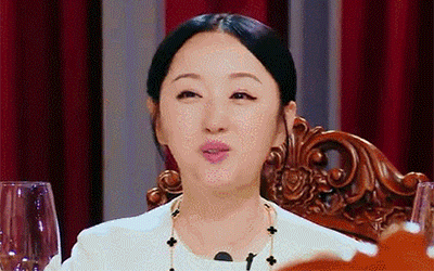 一个人炒土豆丝也是十分陶醉,这是个可爱女人该有的样子