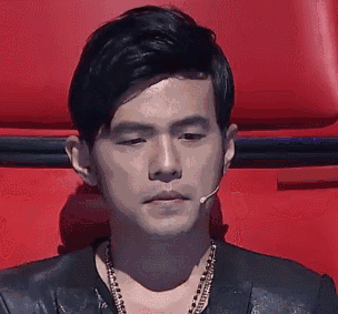 周五晚的节目里,三位导师看到学员小胖的时候都很夸张,只有公举转过来