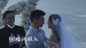 吴奇隆在走过花毯时羞涩又激动地向两边亲友挥手,紧张地差点同手同脚
