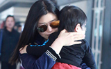 陈妍希抱儿子现身机场