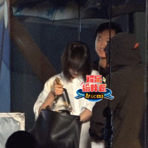 郑爽冒雨拍夜戏犯迷糊 爽爸撑伞拎包忙当助理