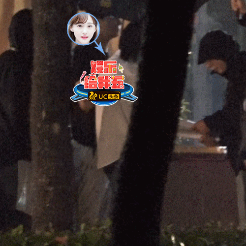 郑爽冒雨拍夜戏犯迷糊 爽爸撑伞拎包忙当助理