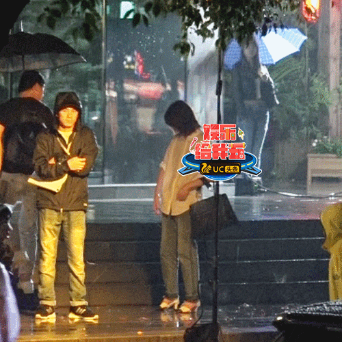 郑爽冒雨拍夜戏犯迷糊 爽爸撑伞拎包忙当助理