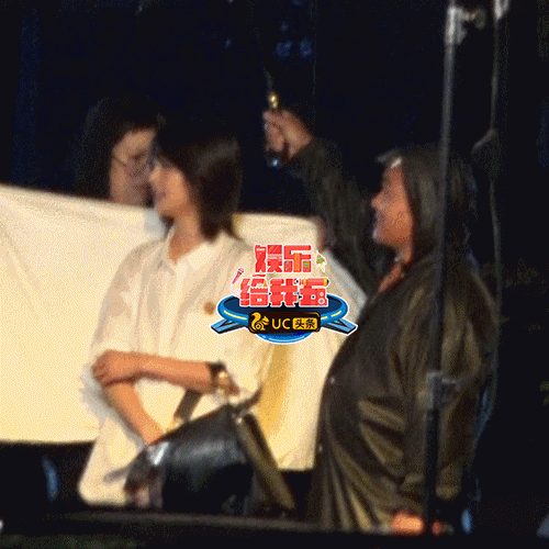 郑爽冒雨拍夜戏犯迷糊 爽爸撑伞拎包忙当助理