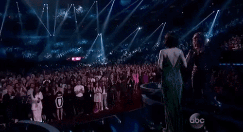 亲历公告牌颁奖:专业粉丝最卖力,观众忙社交