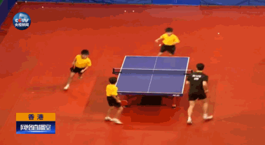 马龙和小朋友打乒乓球