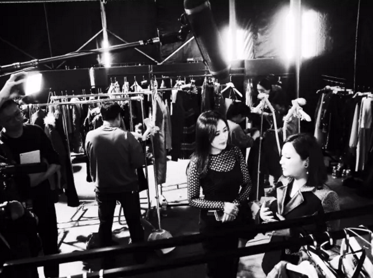 全家桶拎上街成时尚?三分钟溜光魔都时装