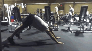 小伙儿坚持每天做300个俯卧撑,结果惊人!