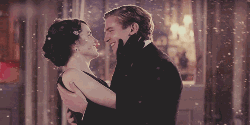 90秒知道 一提到《唐顿庄园》电影版 我只能想到大表哥和头戴复古珠宝的大表姐