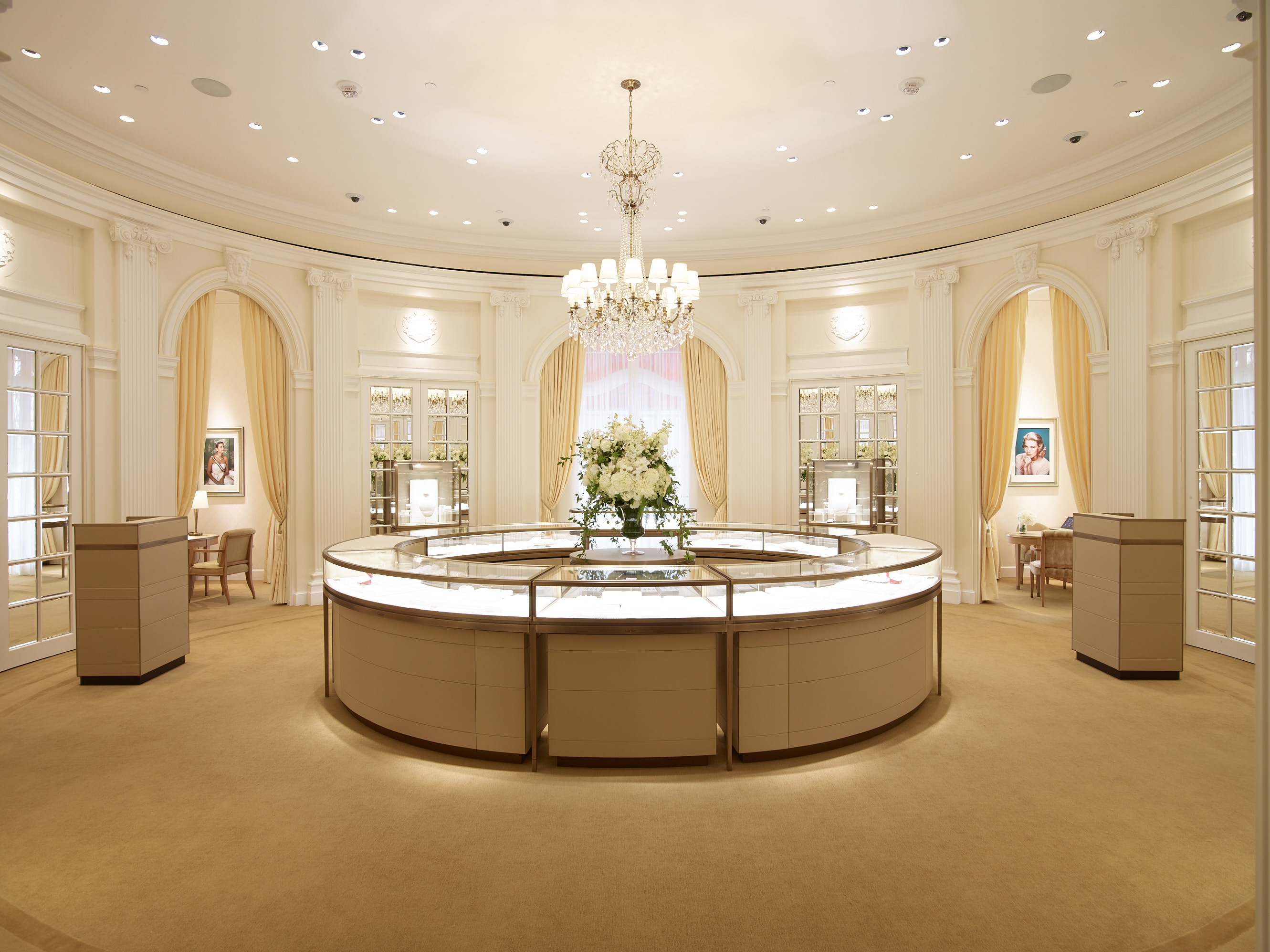 张震佩戴Drive de Cartier系列腕表 与Cartier纽