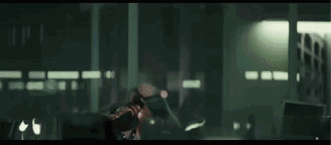 与《自杀小队》中的形象真是有着巨大反差,只能说这小姑娘真是什么