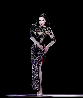 从a4腰的脱衣舞女到时尚先锋,她竟然是假胸!