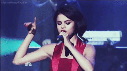 是的,突然长大了的selena gomez,虽然脸还是可爱,但气质性感了好多!