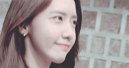 允儿绝对不是惊艳型美女,她的美是一种不惧任何攻击性的美.