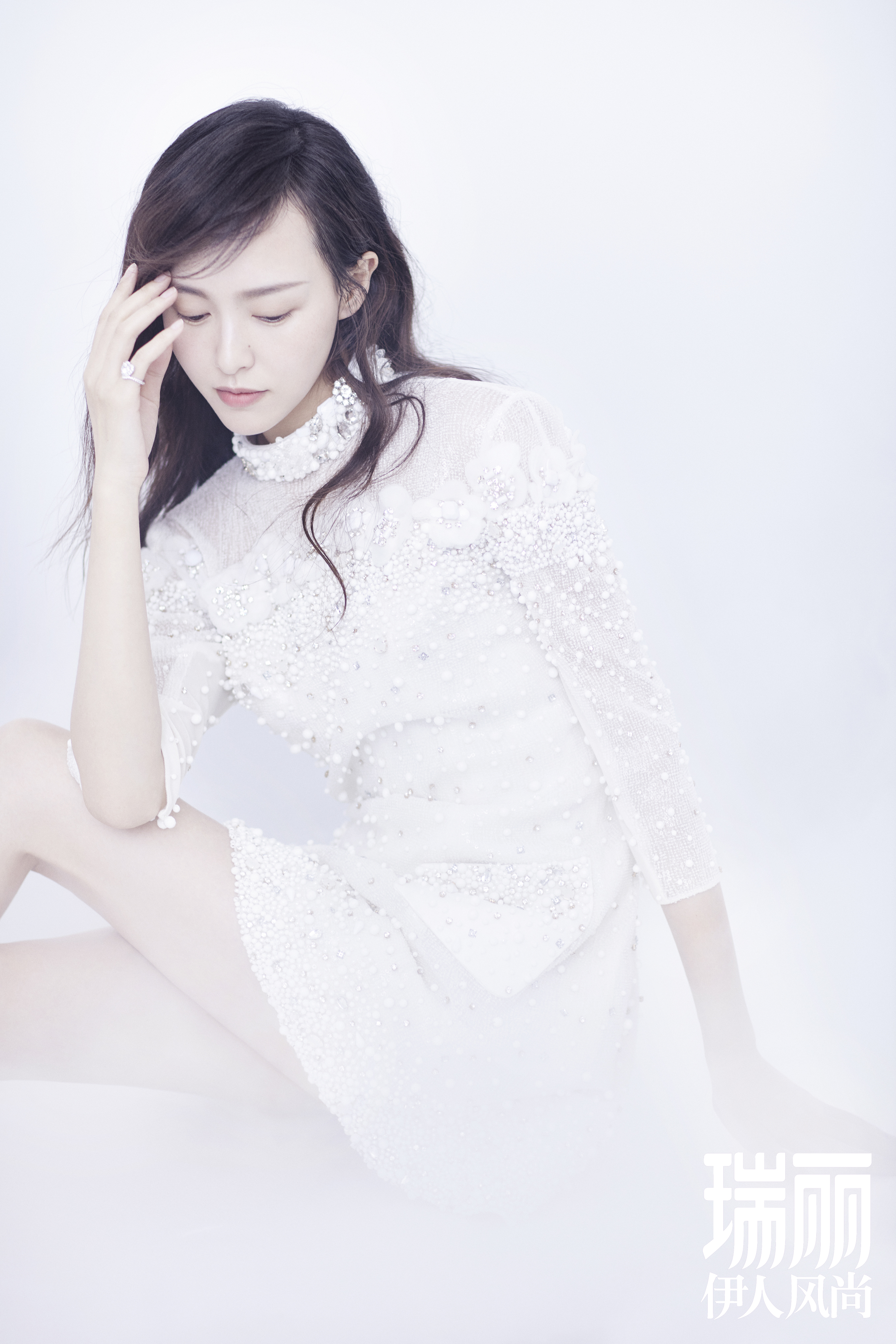 唐嫣携新剧回归亮相时尚封面，白裙裸妆尽显纯粹之美