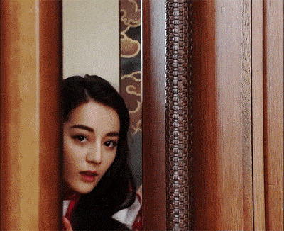 热巴:自己在房间里看看电影,或者是买买买啊,女生都是这样的吧~ 小姐