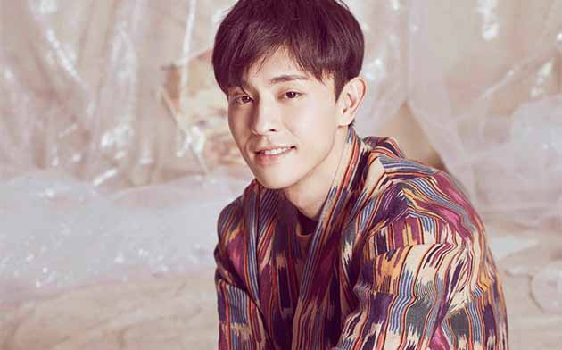 邓伦微笑高清壁纸图片