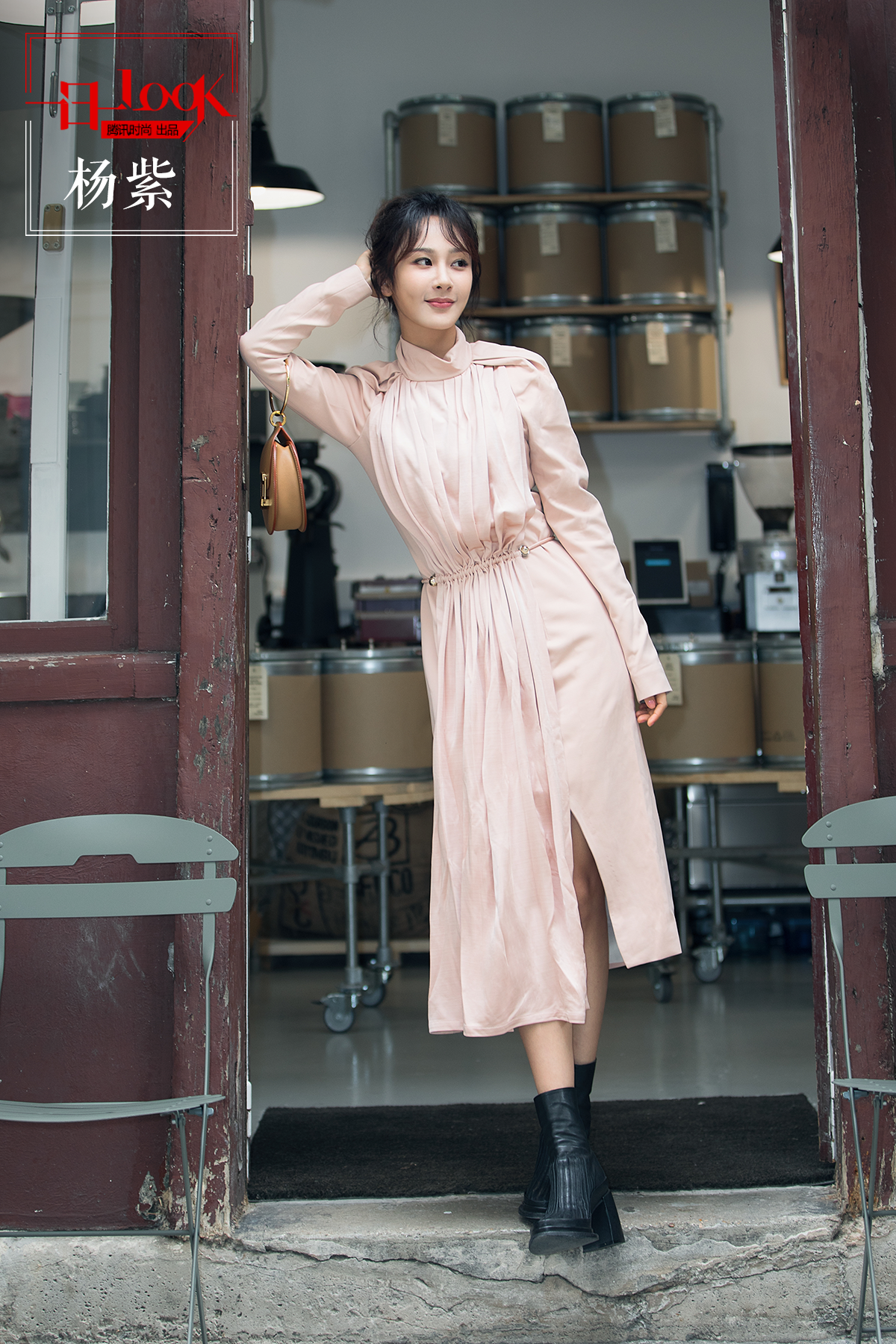 一日一look 邻家"学霸"杨紫晋升甜美淑女 街头演绎俏皮范儿