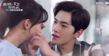 ▼   趁裤子熟睡   徐老师也偷偷看了两集   剧中郑爽清新可爱