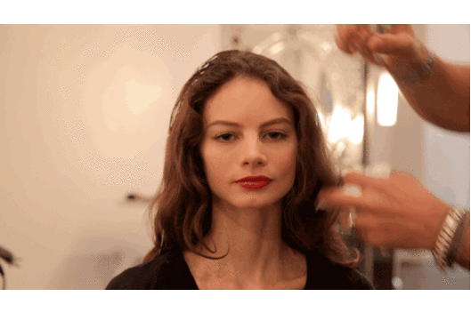 step  : 将头发疏通,喷上摩丝使头发更容易固定造型.