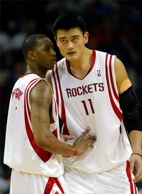 2004年11月9日,火箭队球员姚明(右)与队友麦迪在nba常规赛与孟菲斯