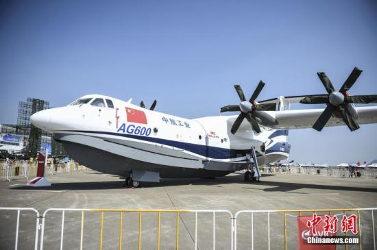 AG600是国务院立项批复的大型民机项目,是为满足我国森林灭火和水上救援的迫切需要,首次按照中国民航适航规章要求研制的大型特种用途飞机,也是全球在研最大的水陆两栖飞机。在满足森林灭火和水上救援要求的同时,还可改装并应用于海洋环境监测和保护等用途。 自2016年底AG600飞机交付试飞中心以来,陆续完成了各系统检查、测试改装及调试、机上地面试验、全机共振试验等工作,并针对首飞前的滑行试验,进行了首次滑行前评审,组织了实习演练等滑行前准备工作。 29日,AG600首飞机组按滑行任务单进行了滑行,并实现了180