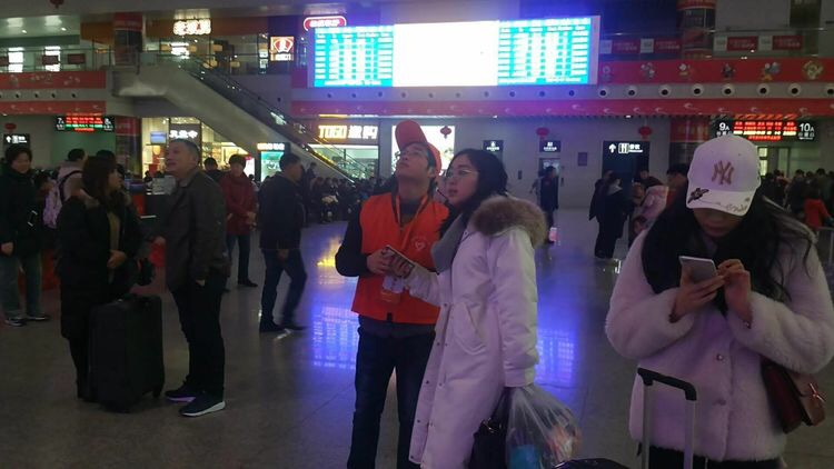 招商银行金华分行高铁智行春运志愿者服务 强