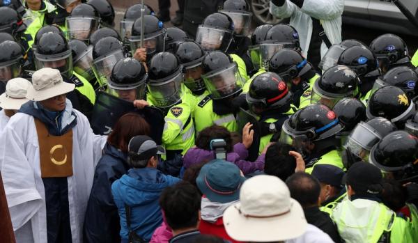 韩国全面部署萨德,警方与居民发生冲突致6人