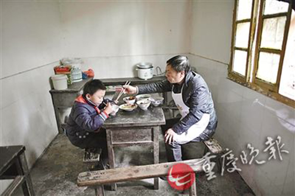 重庆临退休村小教师坚守 一个学生的学校 :没人